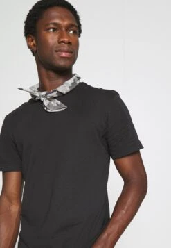 Pier One 3 Pack - T-Shirt Basic - Black/Mottled Dark Grey/Bordeaux -Chic Verkoop ae9b9691c10949c5b4edc17929f8c13a