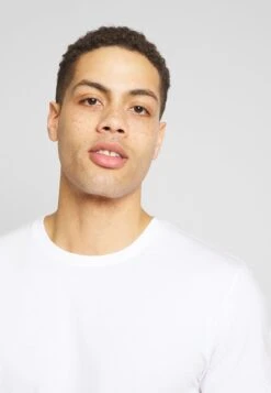 Pier One 3 Pack - T-Shirt Basic - White/Dark Blue/Red -Chic Verkoop bb58520a3fdd4addbd204975d9a479ed