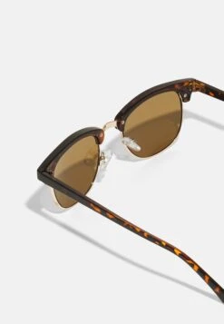 Pier One 2 Pack - Zonnebril - Brown/Black -Chic Verkoop fcb1995462df4757ae10726ef65729e3